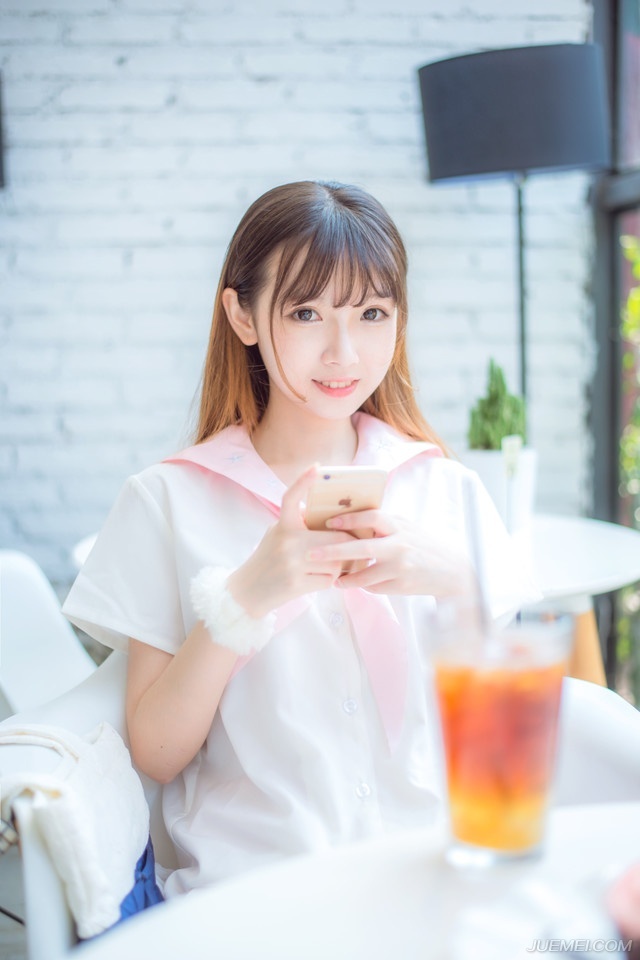 刘璝径直闯入刘璋的后院儿，询问了几个婢女家丁之后，便找到了刘璋的所在，都已经日上三竿，快到午时了，这时候竟然还在卧房，莫非真是身体不适？